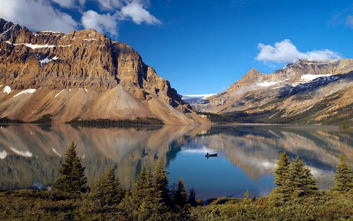 Bow Lake in Banff National Park – Canada